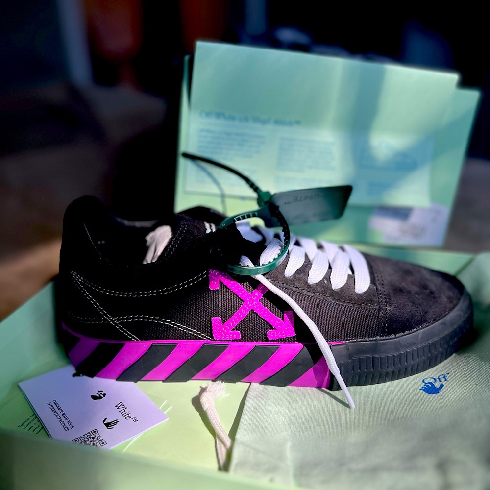 Off-White Low Vulcanized Sneaker - Women's size 9